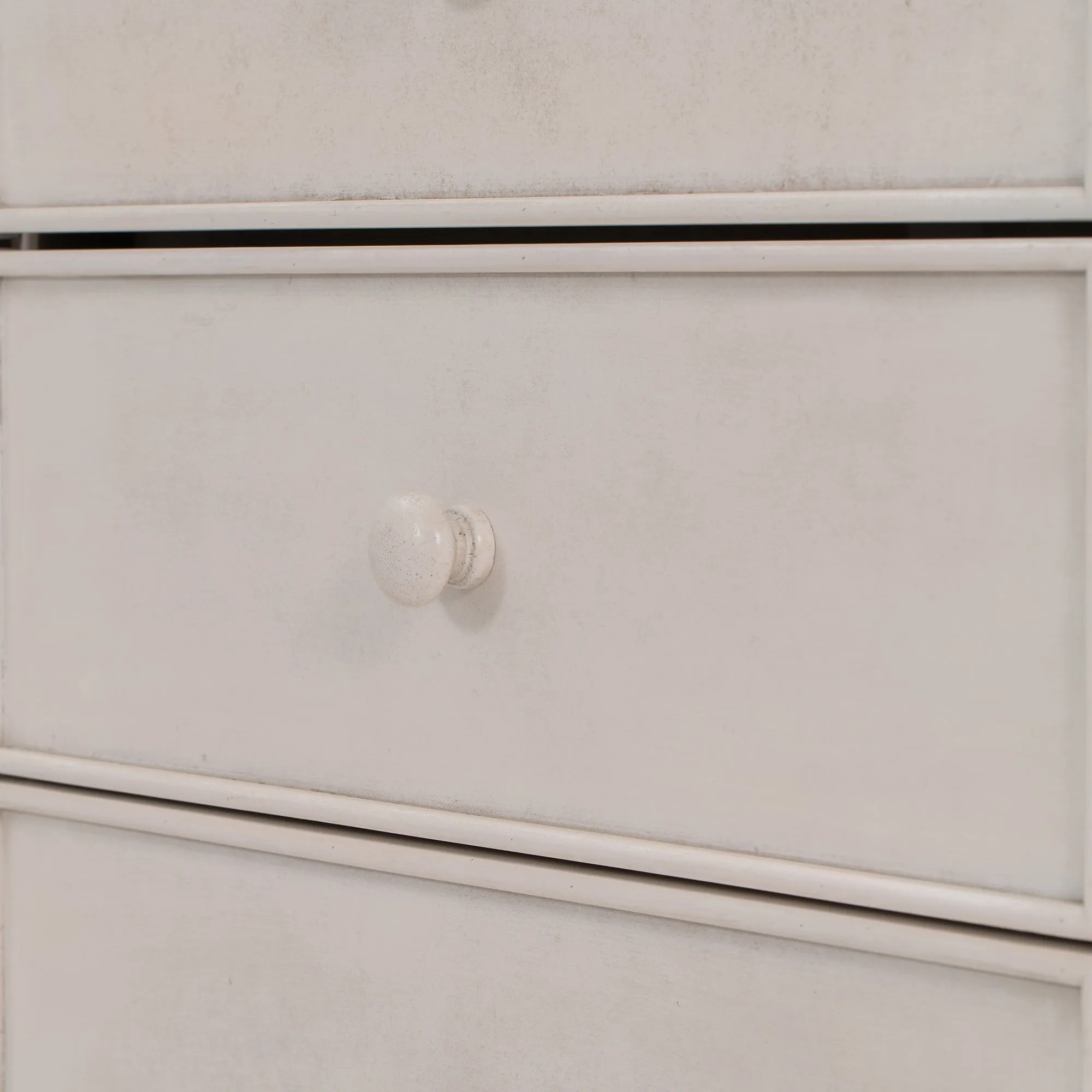 Elegant Vintage 6-Drawer Dresser: Antique White Wood Storage Cabinet