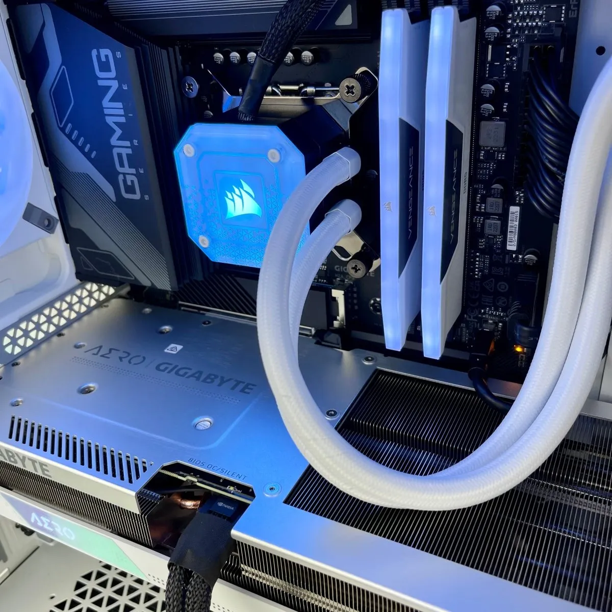 IGaming Core i7 14700KF | RTX 4070/4070 Ti | 32GB DDR5 Corsair Capellix Pro
