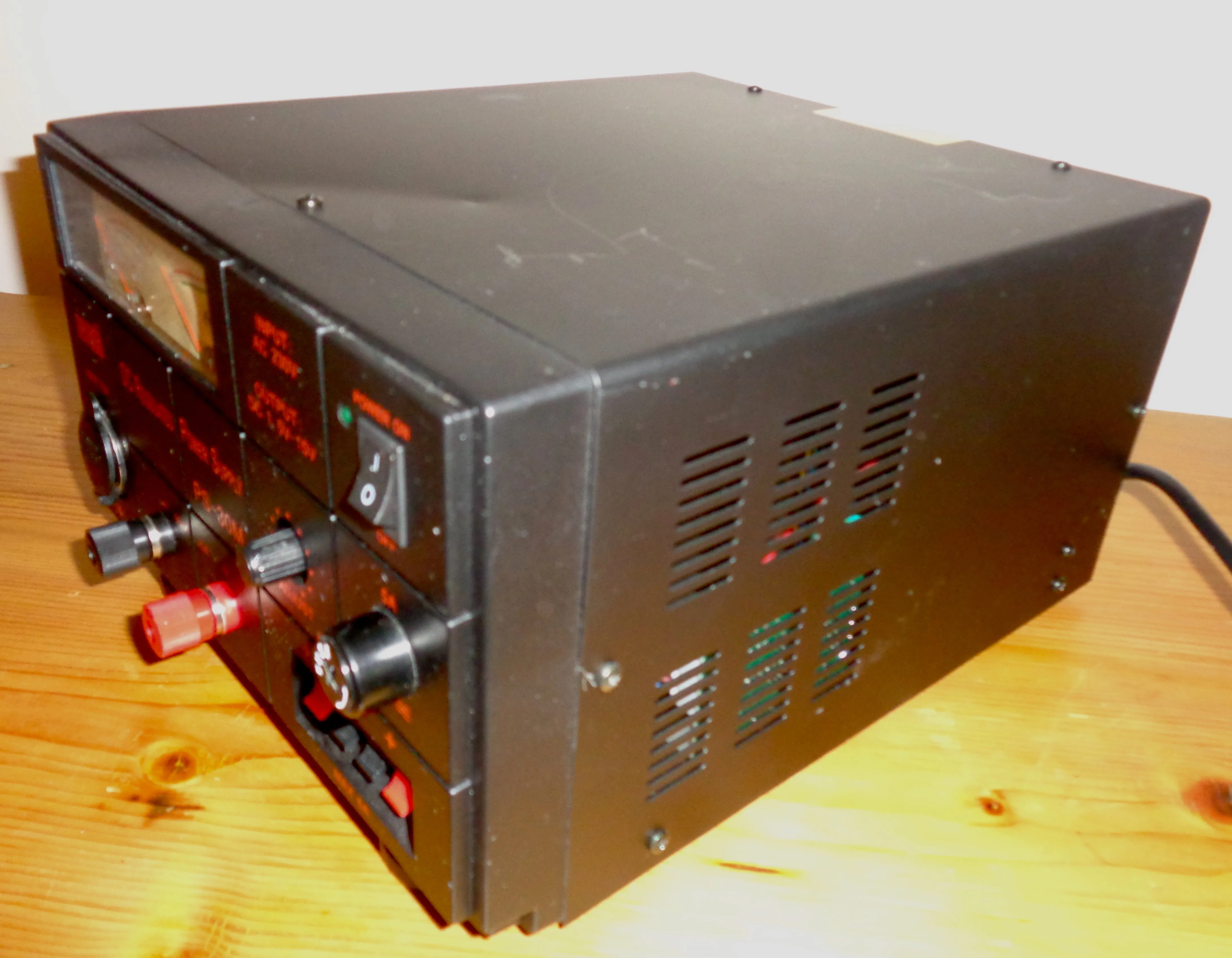 Nevada PS30M DC Regulated Power Supply Unit 25-30 Amp PSU 240V 50Hz