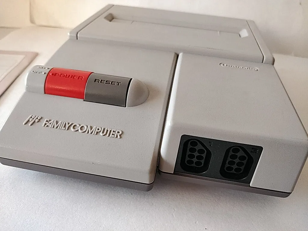 Nintendo New (AV) Famicom (NES2).Console,2 Pads,Manual,Game,Boxed tested-d0130-